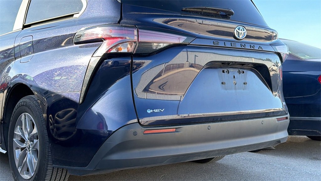 Certified 2025 Toyota Sienna XLE image 10