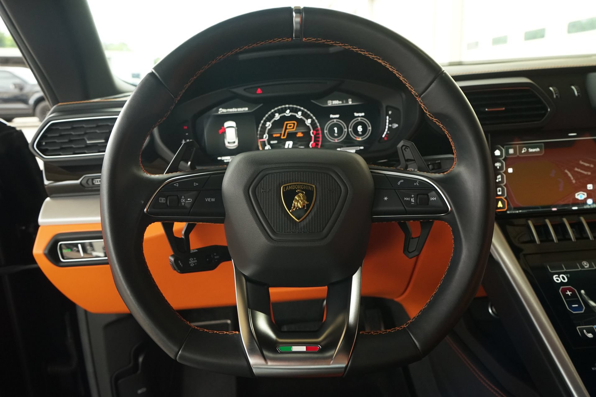 Used 2022 Lamborghini Urus AWD/4WD image 10