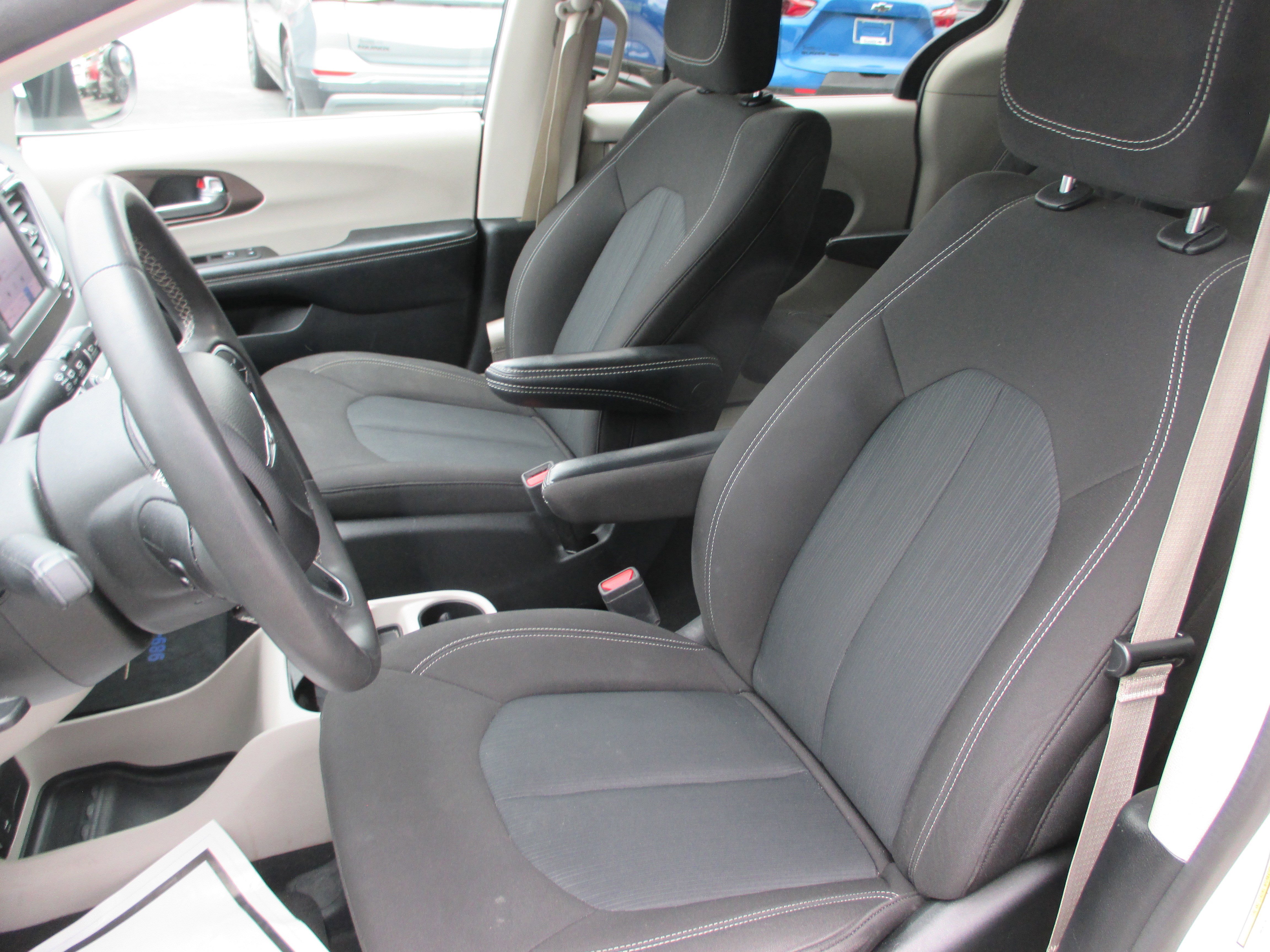 Used 2022 Chrysler Voyager LX FWD image 14