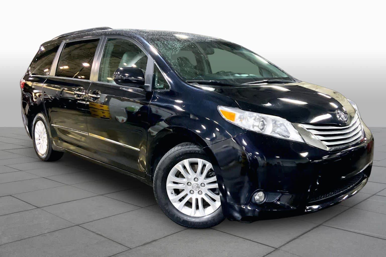 Used 2017 Toyota Sienna XLE FWD image 3