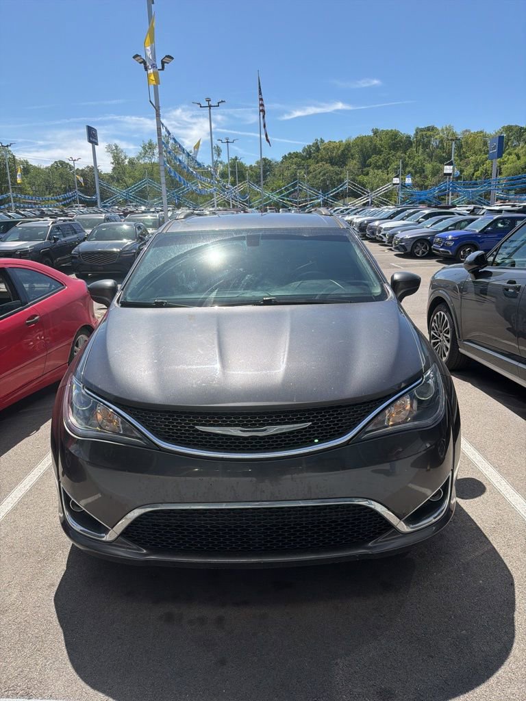 Used 2017 Chrysler Pacifica Touring-L image 1