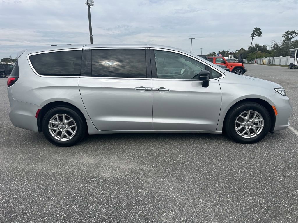 Used 2024 Chrysler Pacifica Touring-L image 5