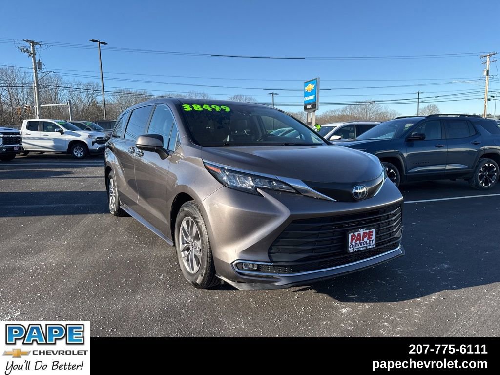 Used 2022 Toyota Sienna XLE image 1