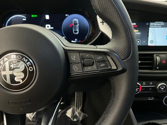 Used 2025 Alfa Romeo Giulia AWD image 13