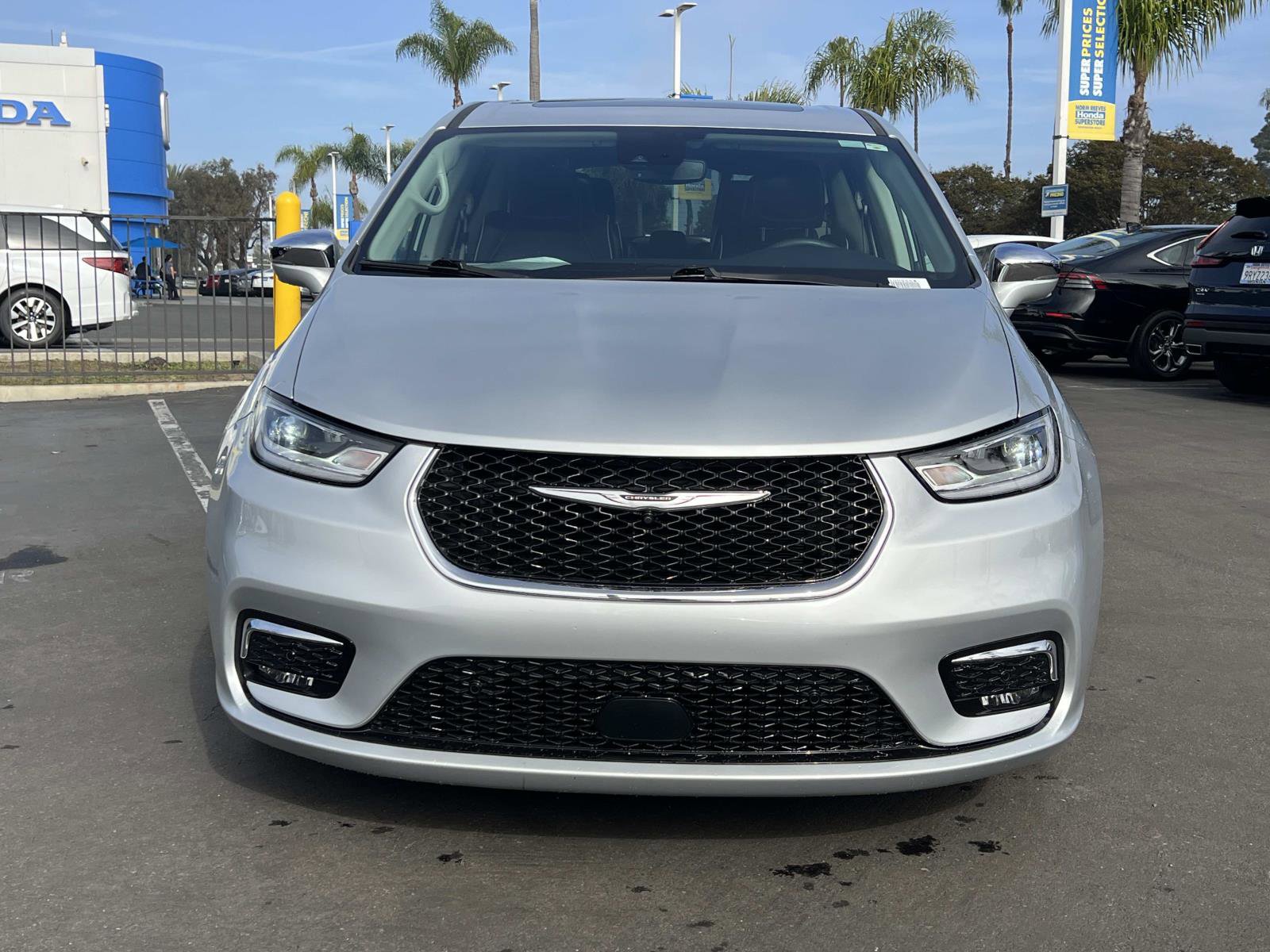 Used 2022 Chrysler Pacifica Limited w/ Uconnect Theater Family Group image 4