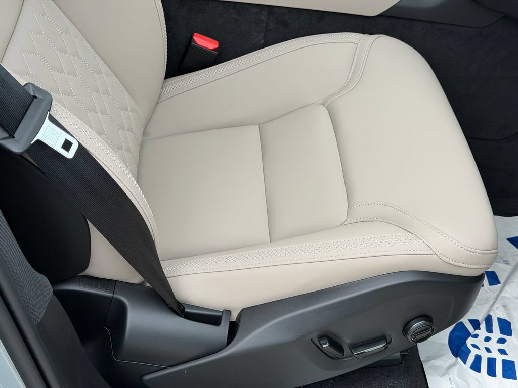New 2026 Volvo XC90 B6 Plus w/ Protection Package Premier AWD/4WD image 8