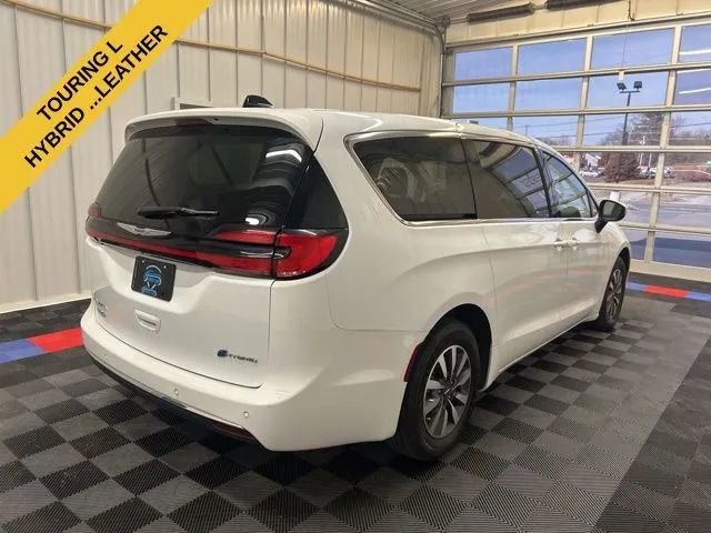 Used 2023 Chrysler Pacifica Touring-L image 3