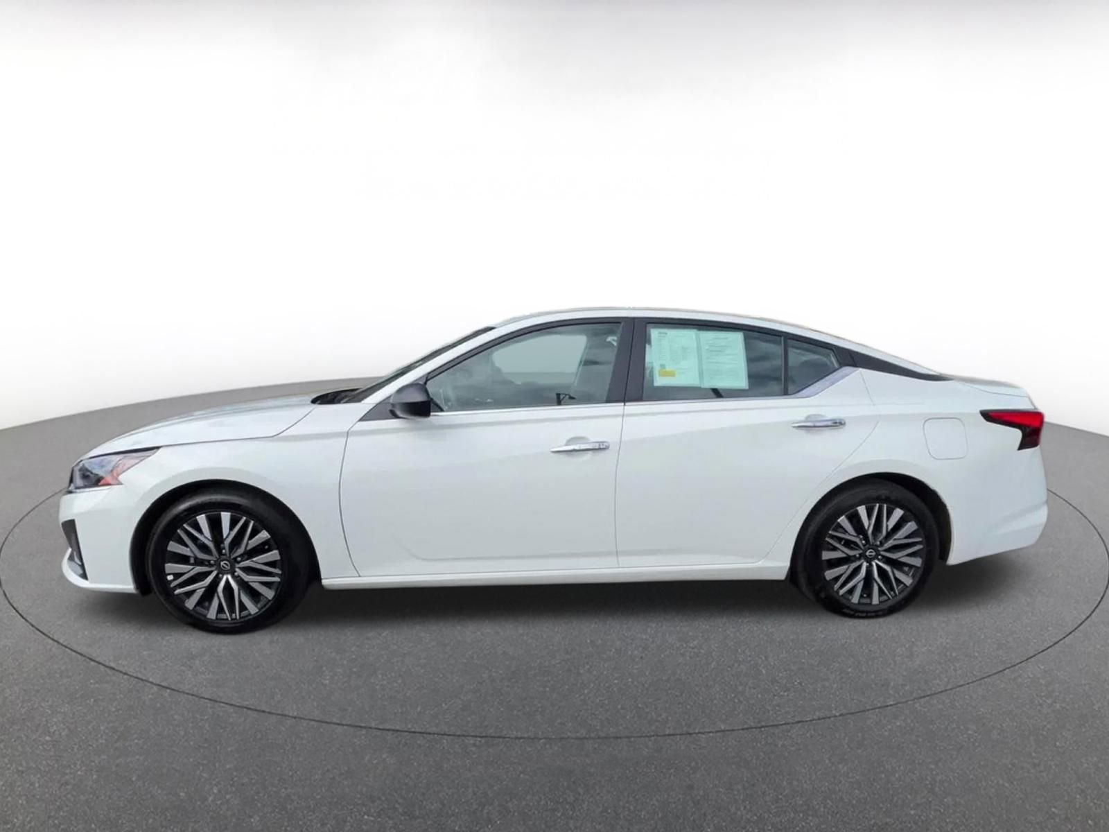 Used 2025 Nissan Altima 2.5 SV FWD image 9