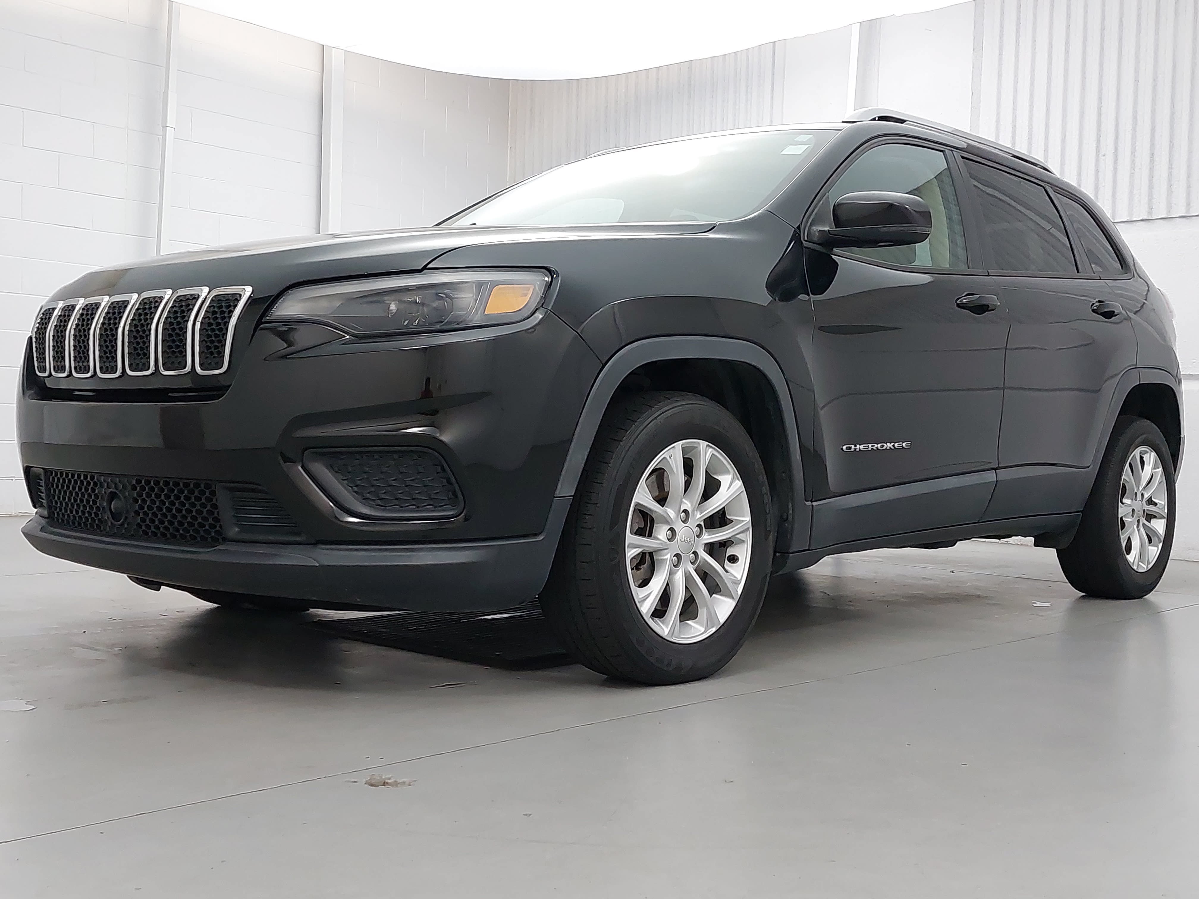 Used 2021 Jeep Cherokee Latitude FWD video 1