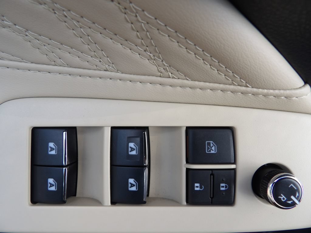 Used 2020 Toyota Avalon Limited FWD image 12