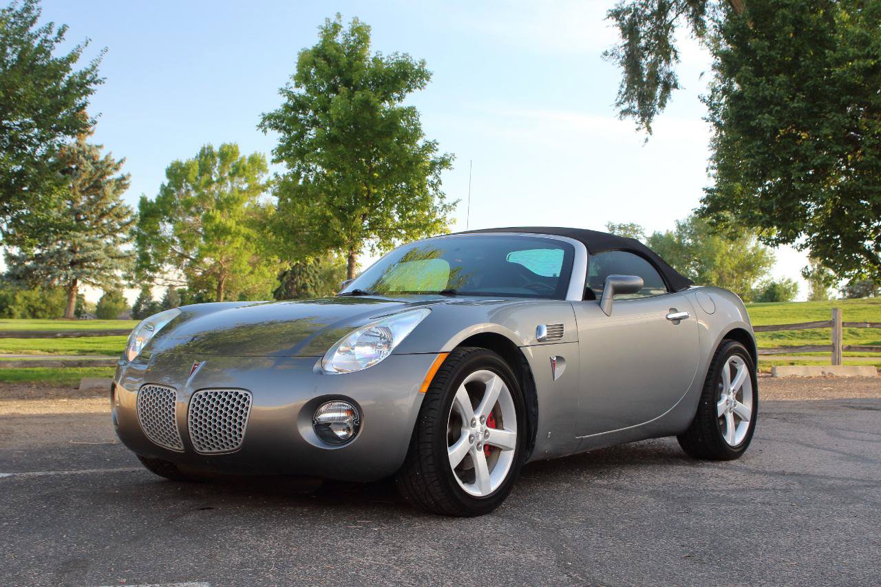 Used 2007 Pontiac Solstice Convertible w/ Premium Package RWD image 2