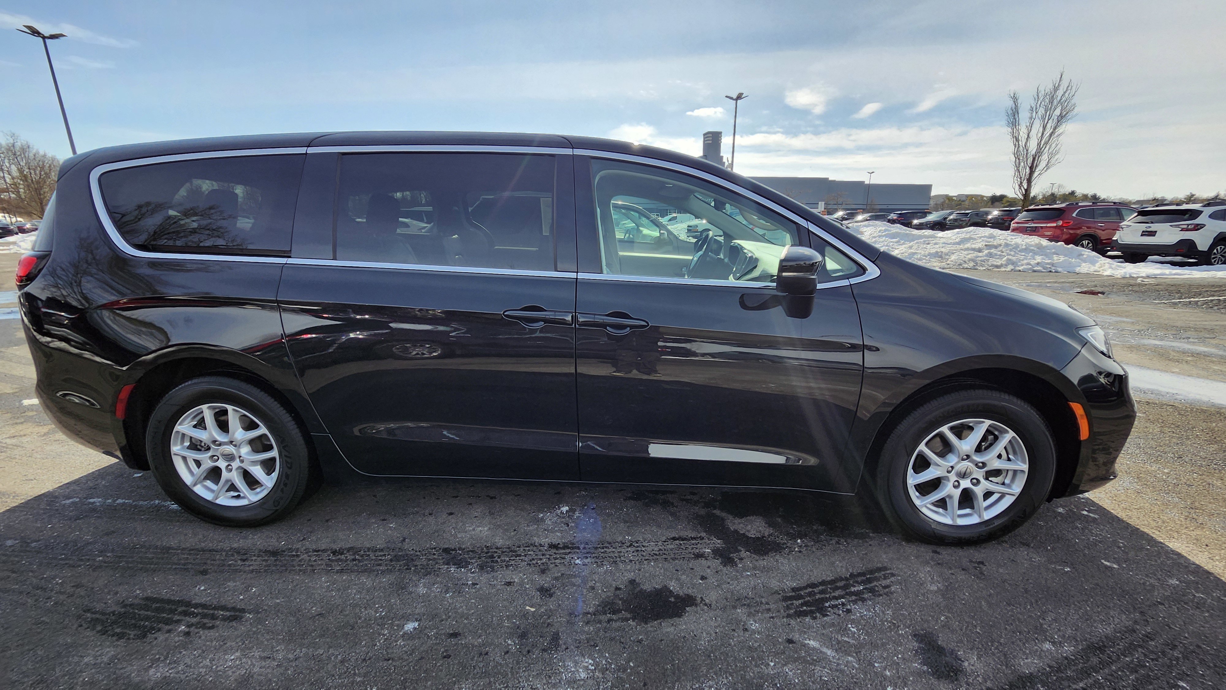 Used 2023 Chrysler Pacifica Touring-L image 18