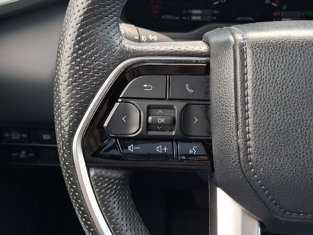 Used 2024 Toyota Sequoia Platinum AWD/4WD image 21