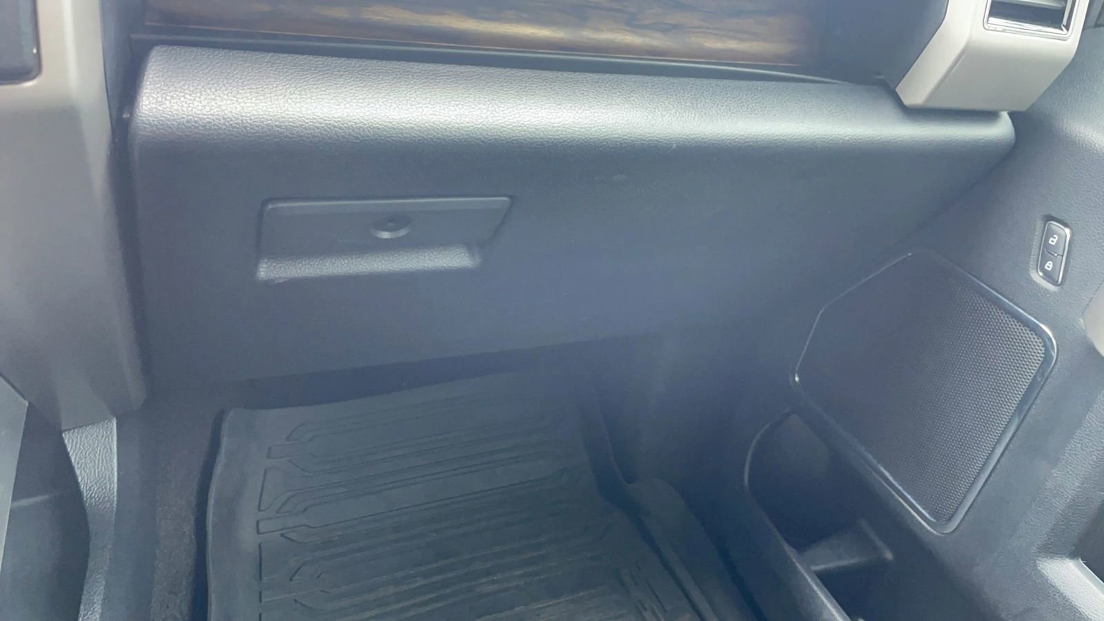 Used 2019 Ford F150 Lariat w/ Equipment Group 502A Luxury AWD/4WD image 16