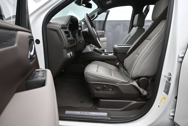 Used 2024 GMC Yukon XL SLT w/ SLT Luxury Package AWD/4WD image 10