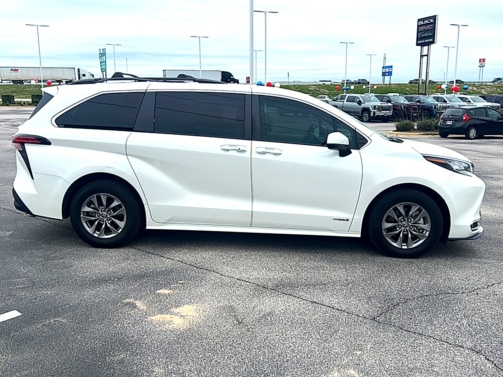 Used 2021 Toyota Sienna XLE image 5