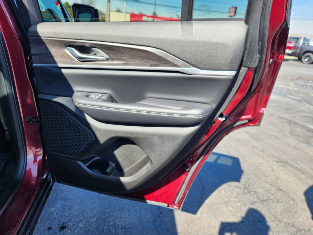 Used 2024 Jeep Grand Cherokee Limited image 12