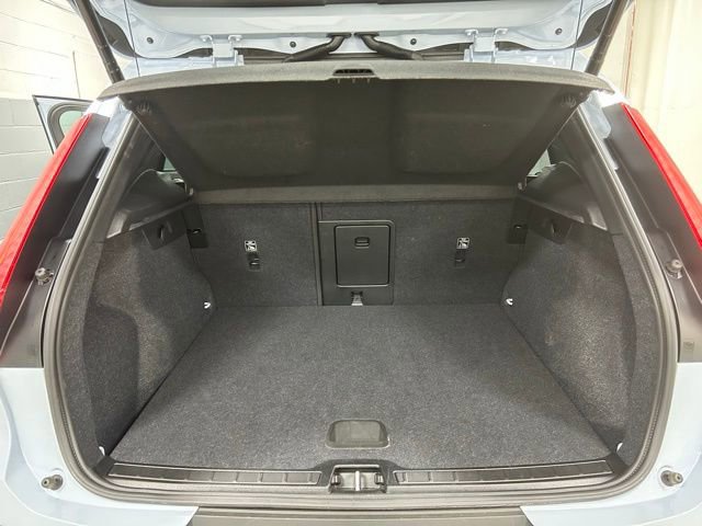 Used 2025 Volvo XC40 B5 Core AWD/4WD image 7