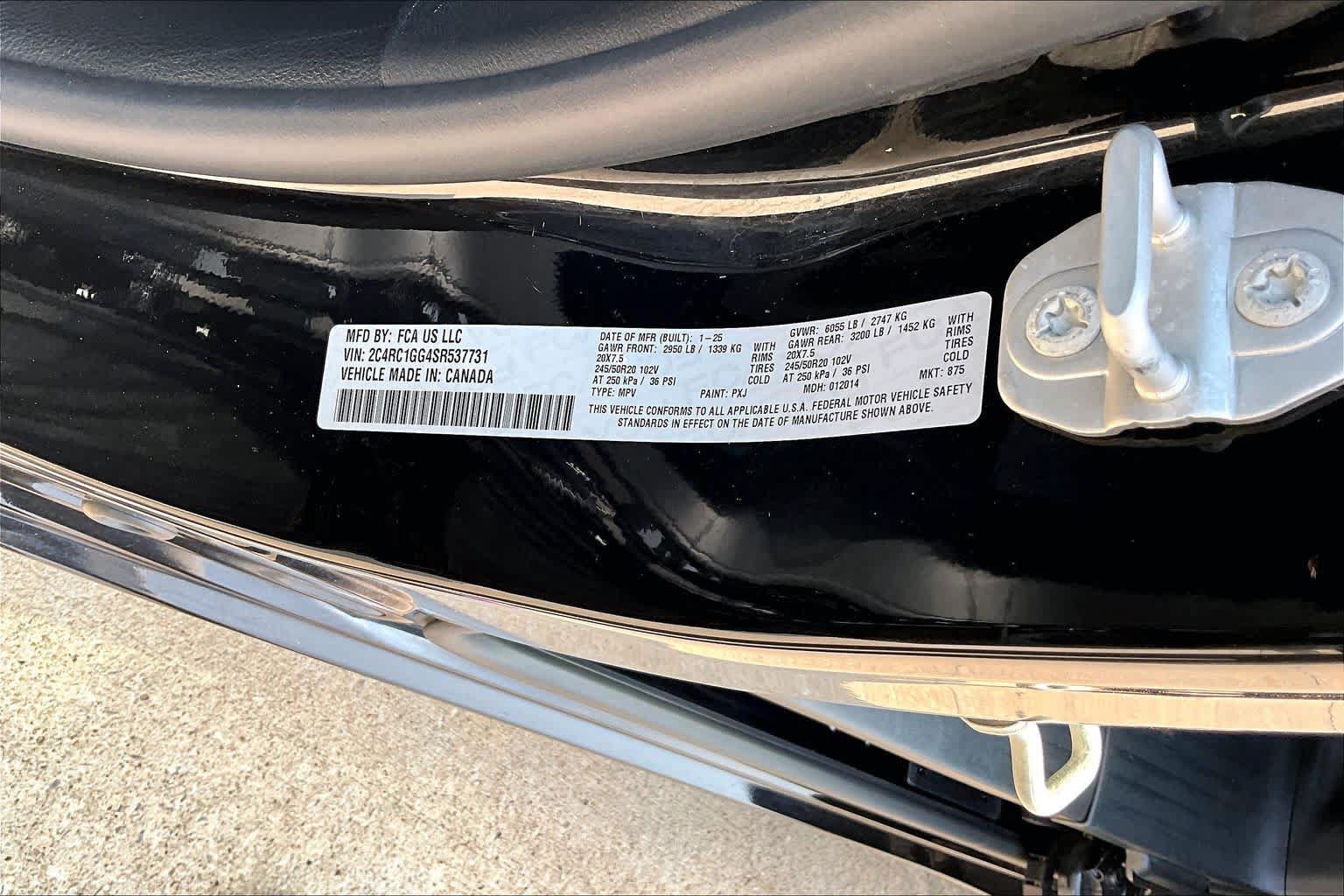 Used 2025 Chrysler Pacifica Limited FWD image 34