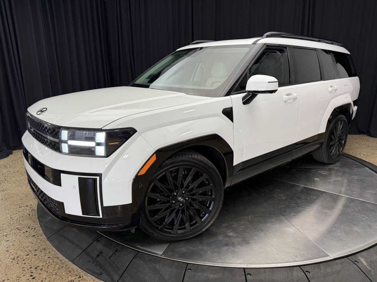 Used 2024 Hyundai Santa Fe Calligraphy image 3