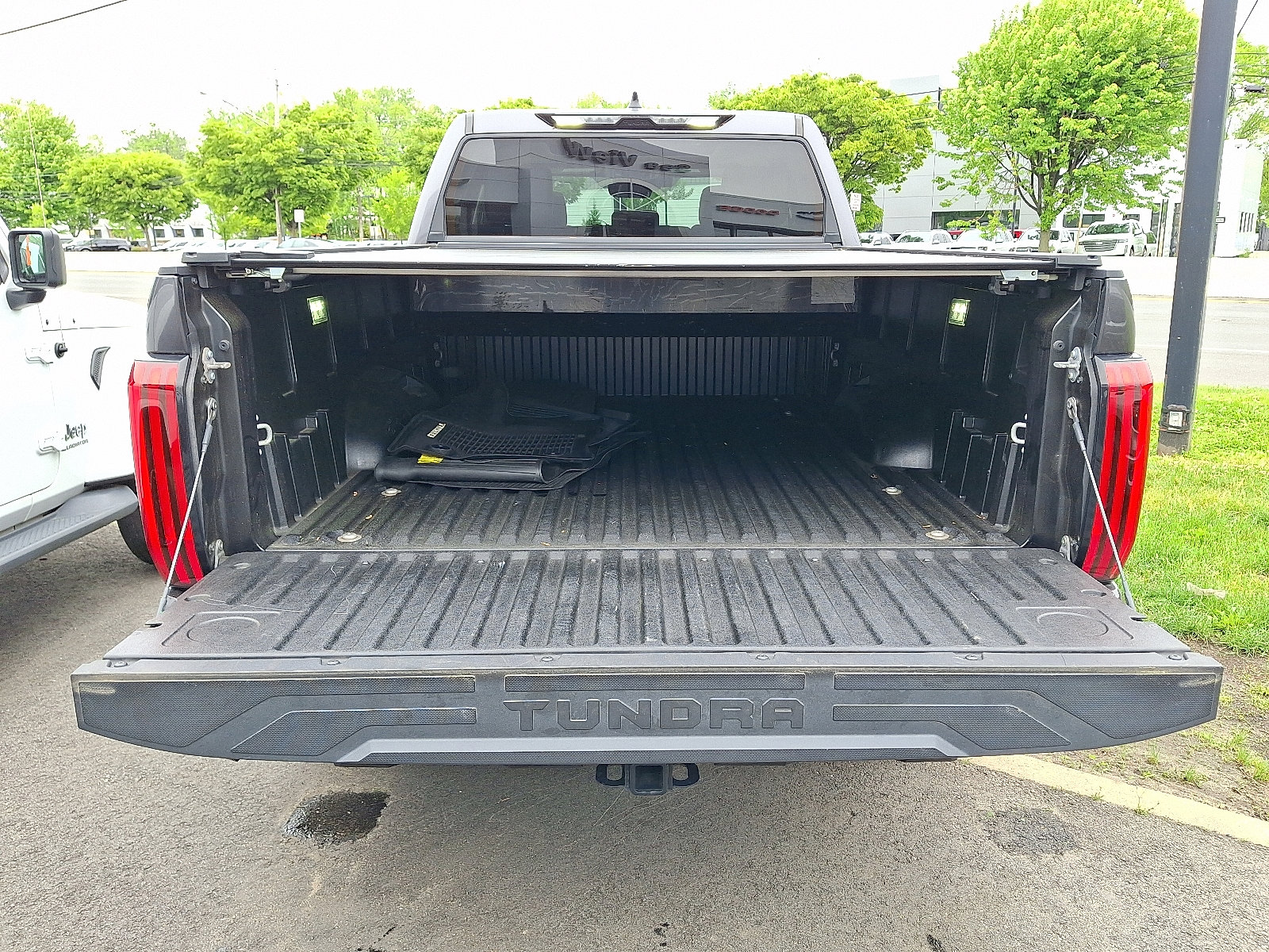 Used 2022 Toyota Tundra Limited w/ Power Package AWD/4WD image 29