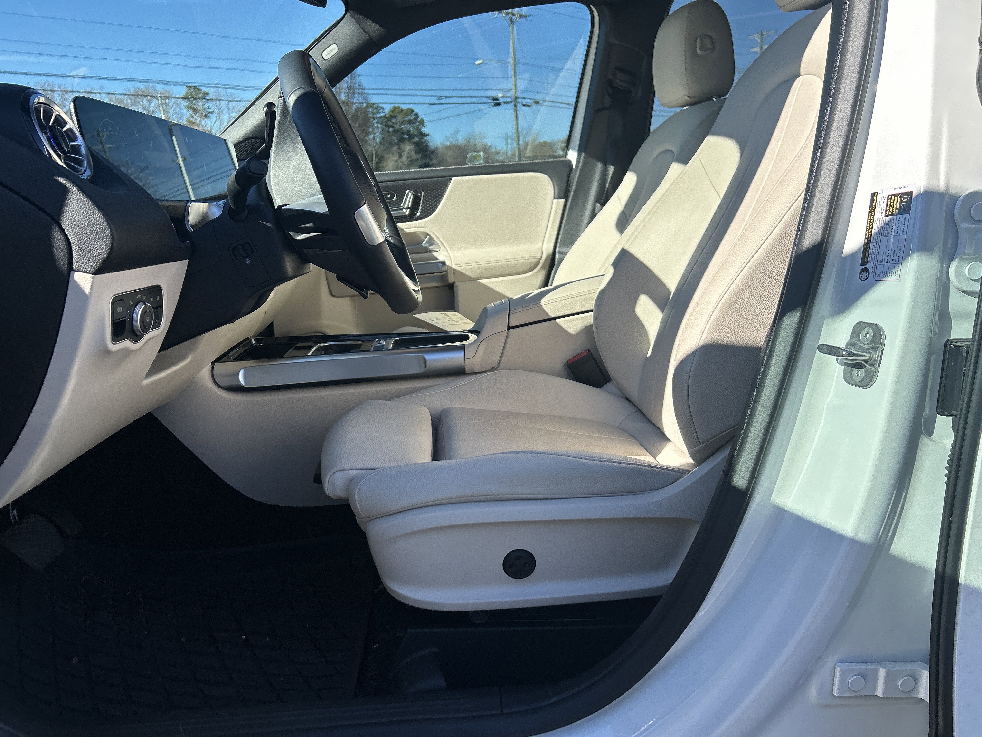 Used 2025 Mercedes-Benz GLB 250 image 16