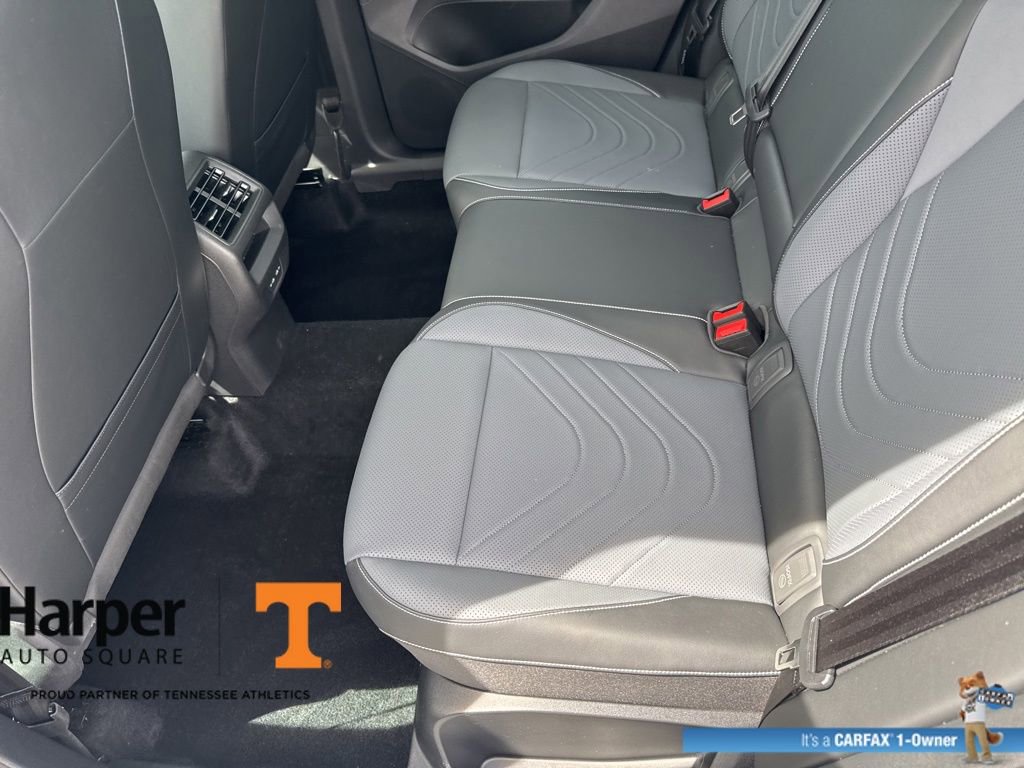 Used 2025 Volkswagen Tiguan SE w/ Panoramic Sunroof Package image 10