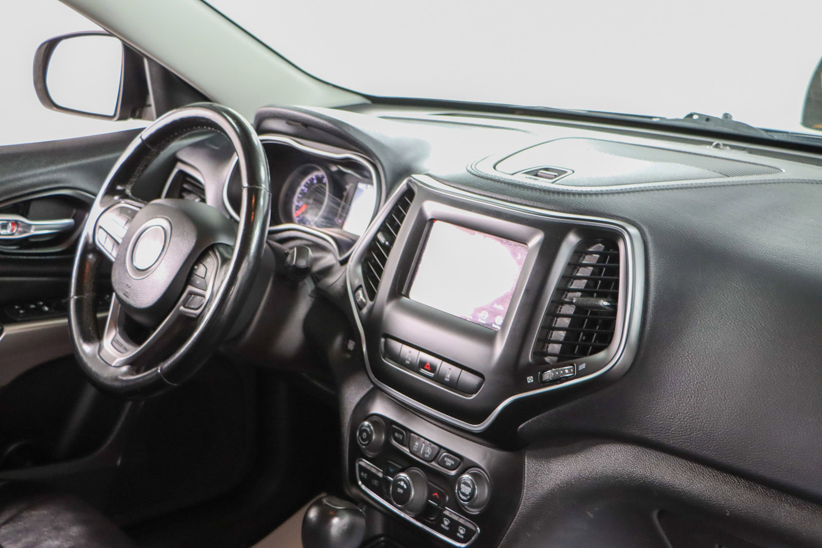 Used 2021 Jeep Cherokee Latitude Plus FWD image 25