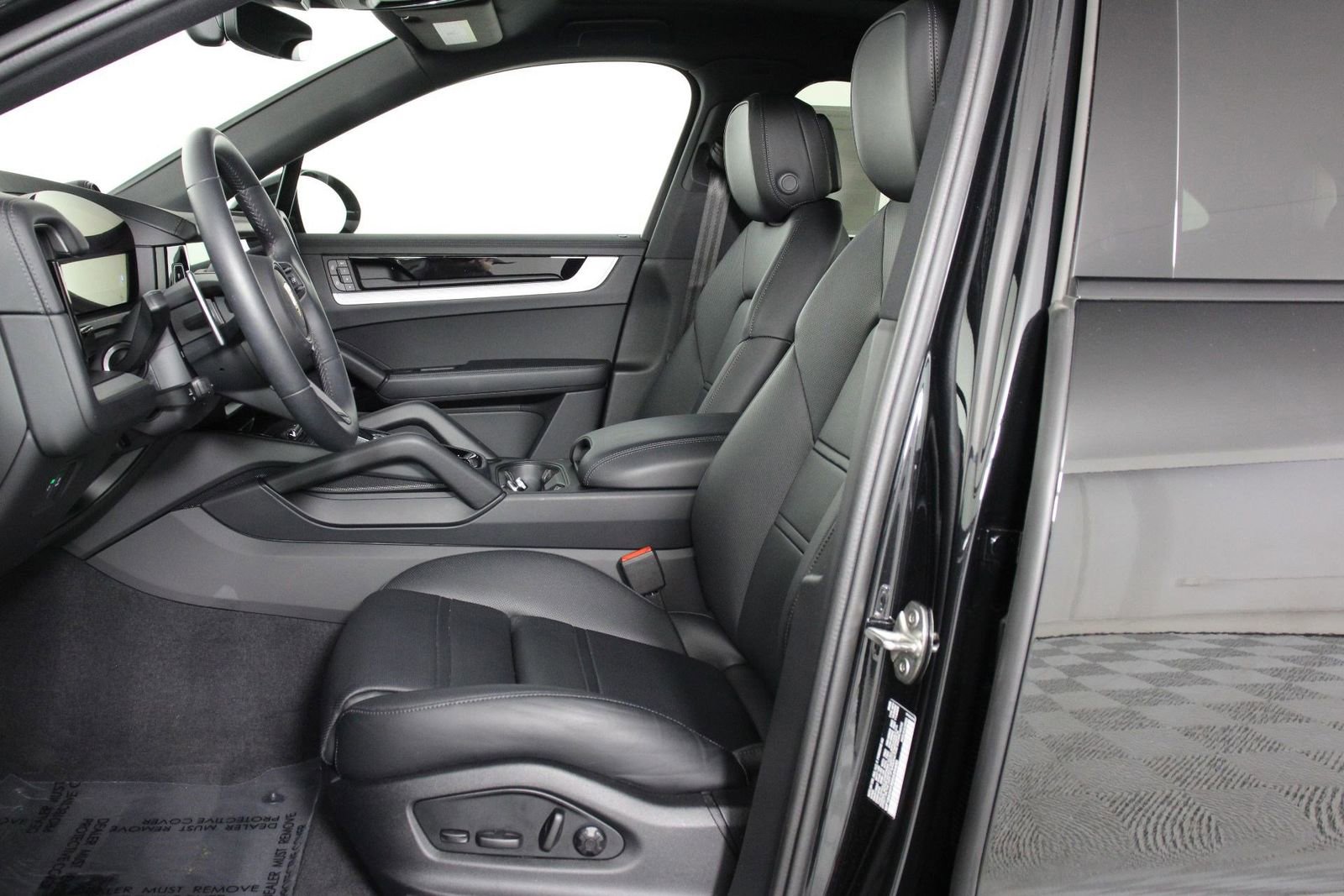 Certified 2025 Porsche Cayenne Coupe image 5