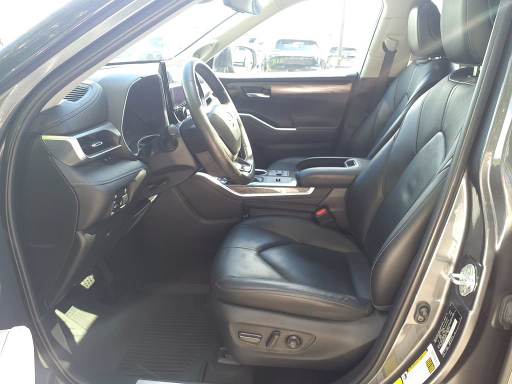 Used 2023 Toyota Highlander Limited FWD image 17