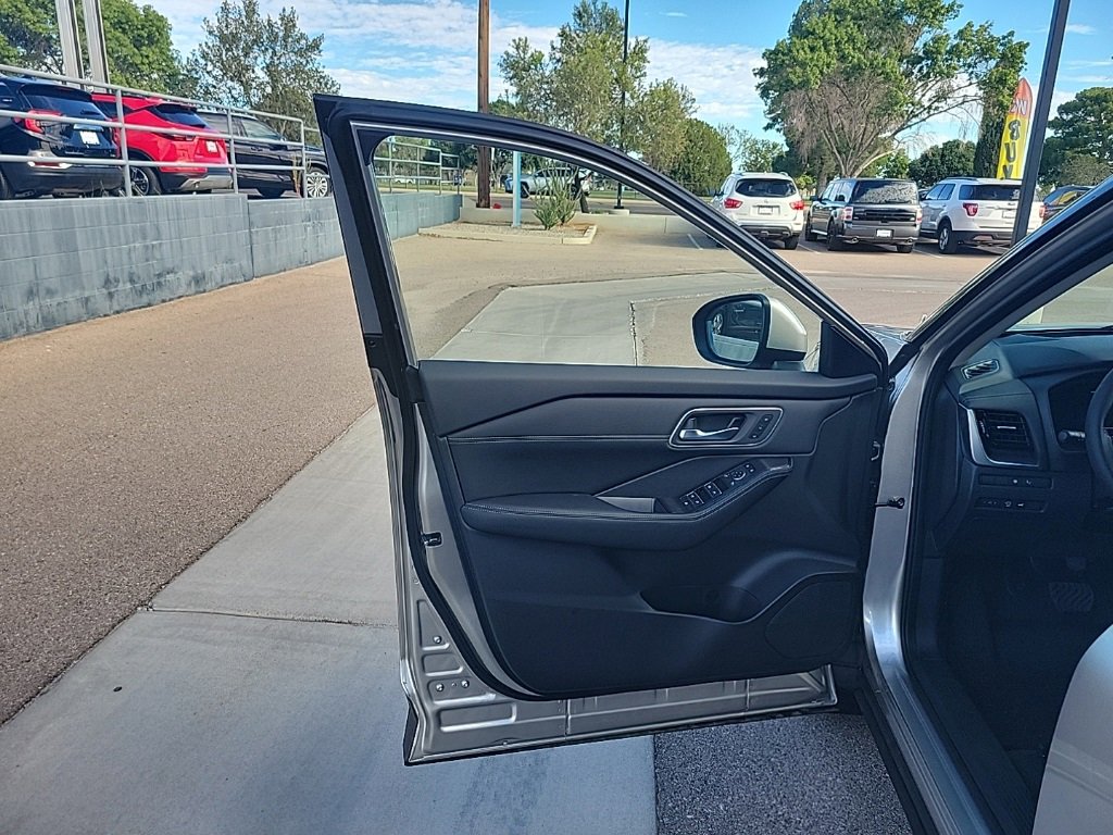 New 2026 Nissan Rogue Platinum w/ Platinum Premium Package image 11