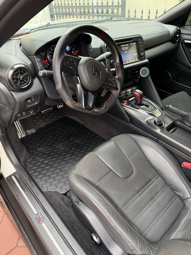 Used 2018 Nissan GT-R Premium image 14