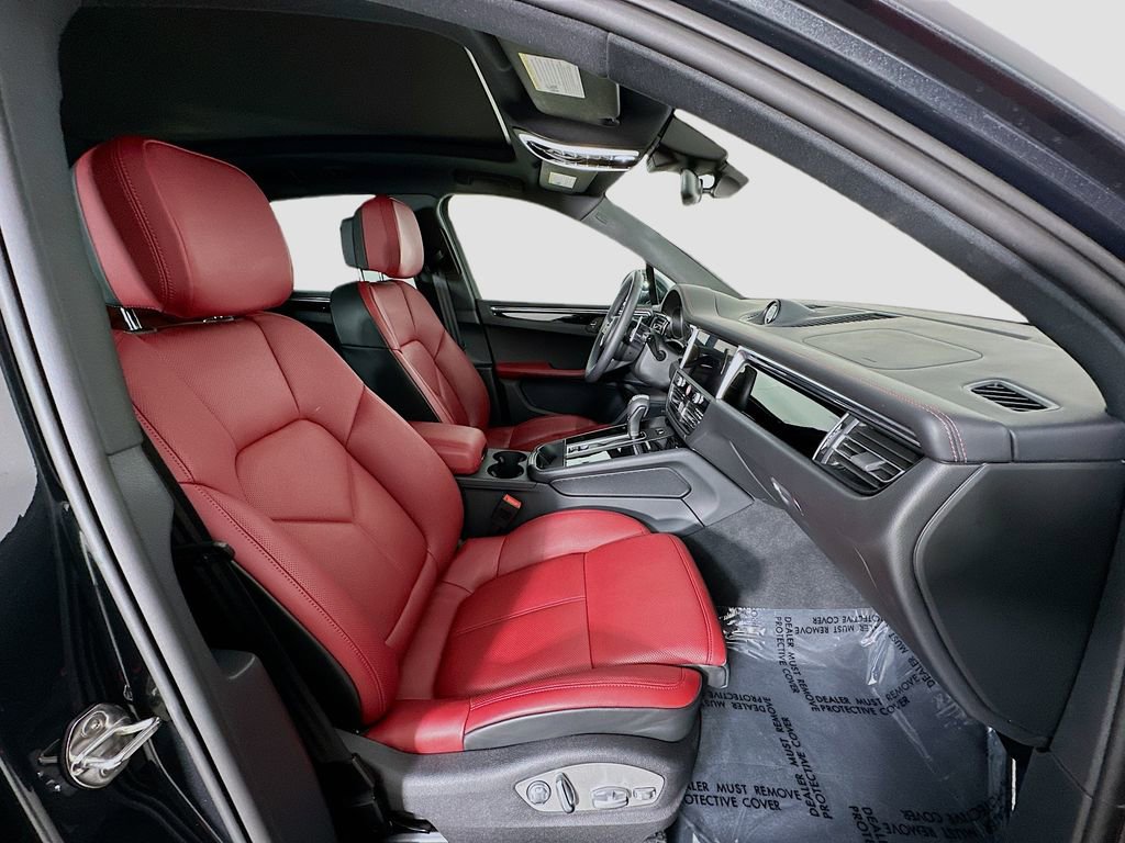 Used 2025 Porsche Macan image 31