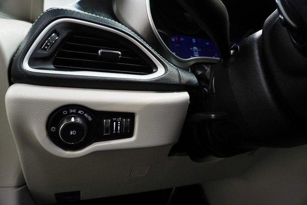 Used 2022 Chrysler Pacifica Touring-L w/ Uconnect Theater Family Group image 26