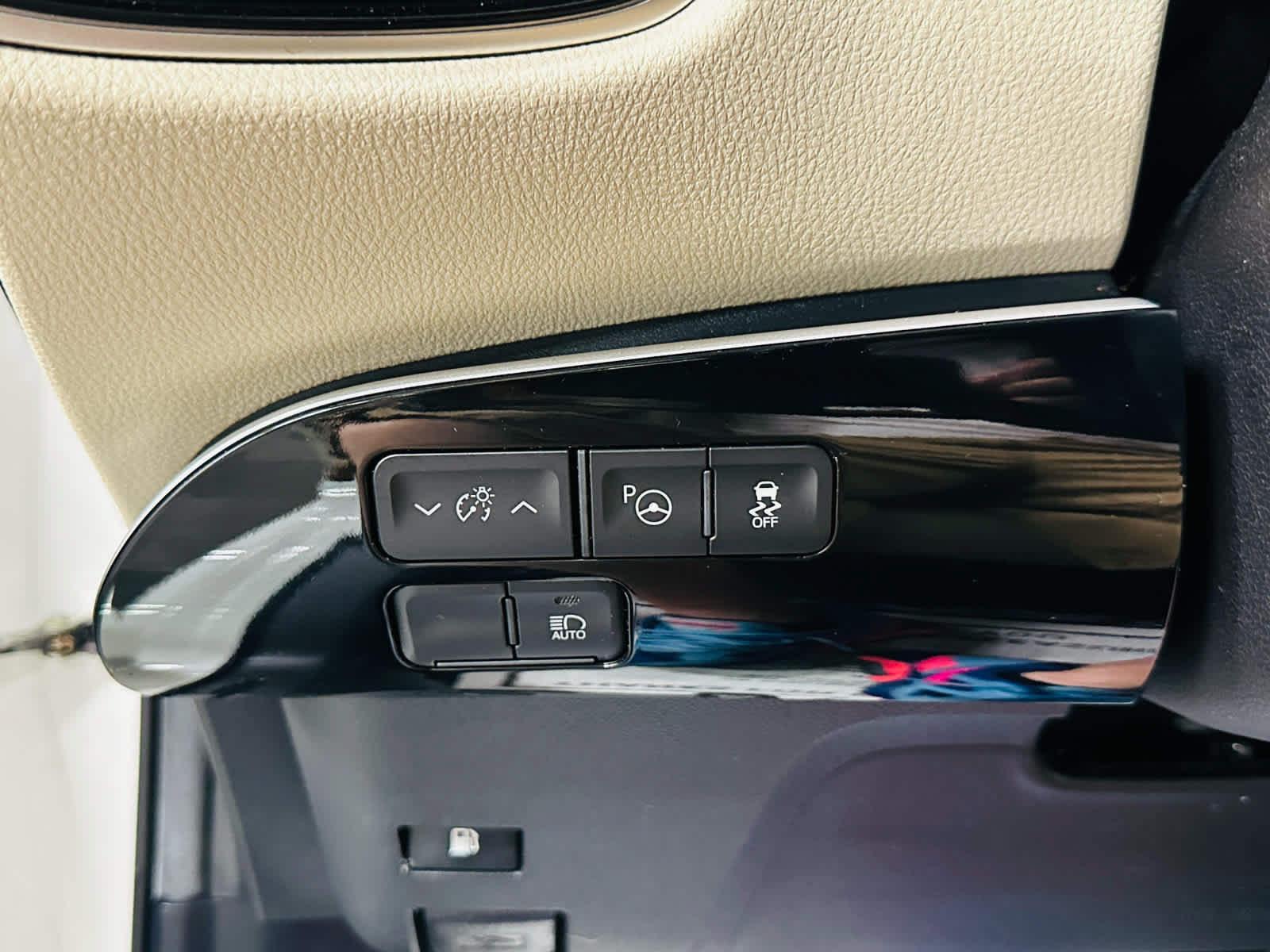 Used 2020 Toyota Prius XLE AWD/4WD image 13