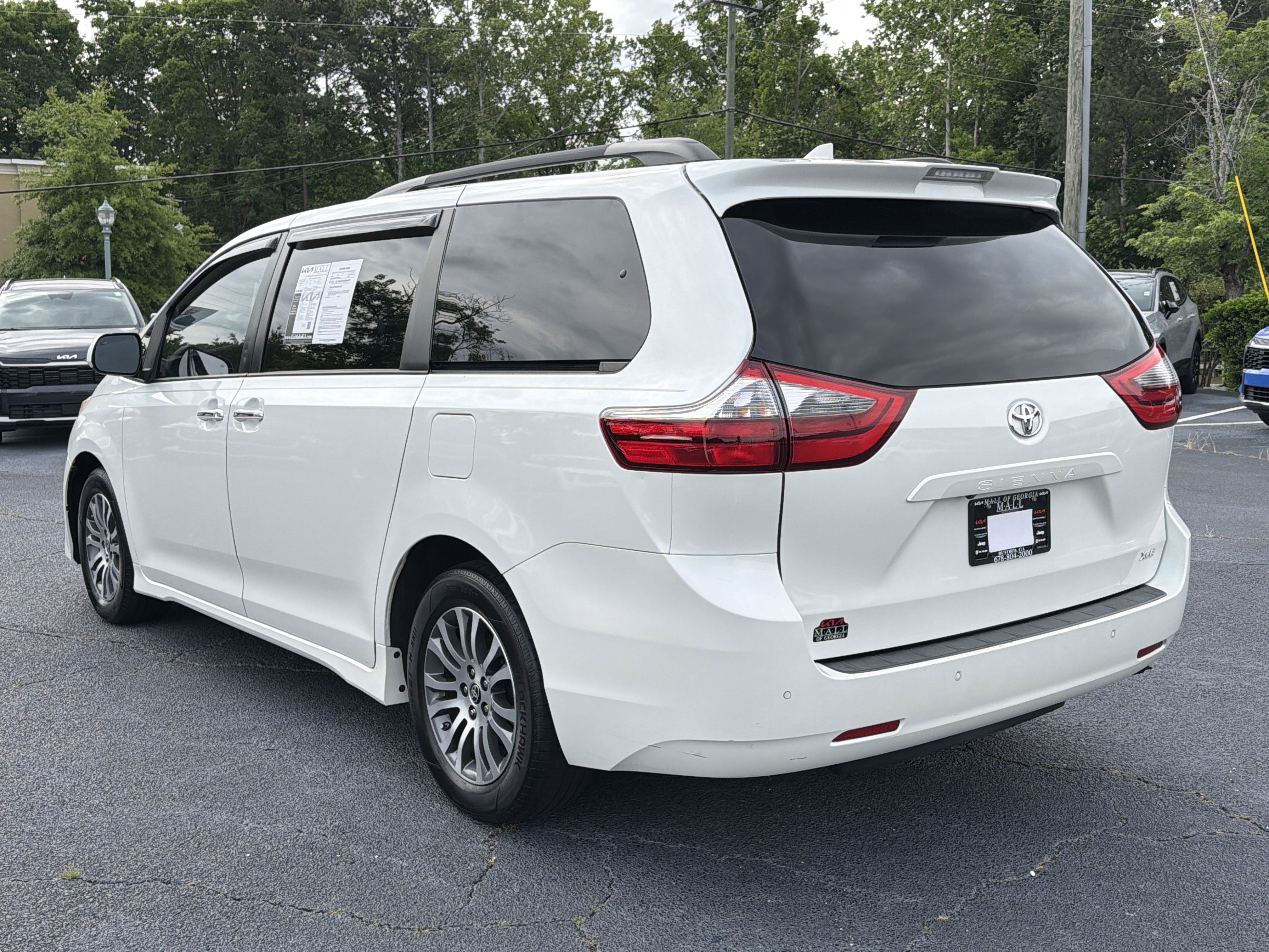 Used 2020 Toyota Sienna XLE Premium FWD image 6