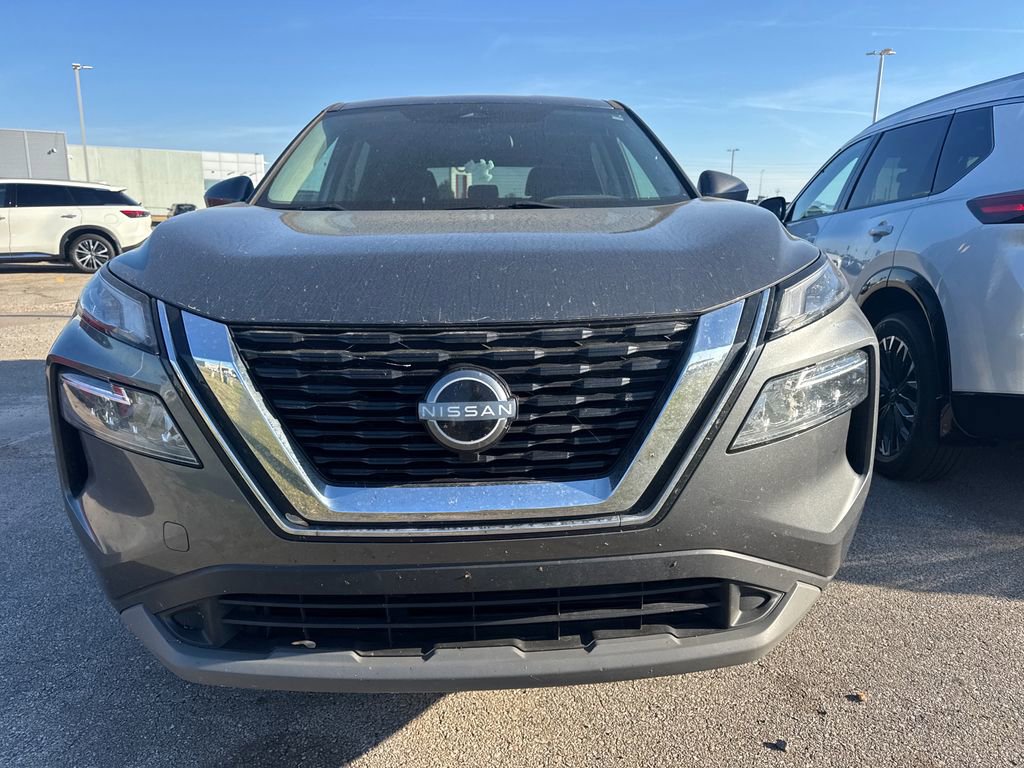 Used 2023 Nissan Rogue SV image 2