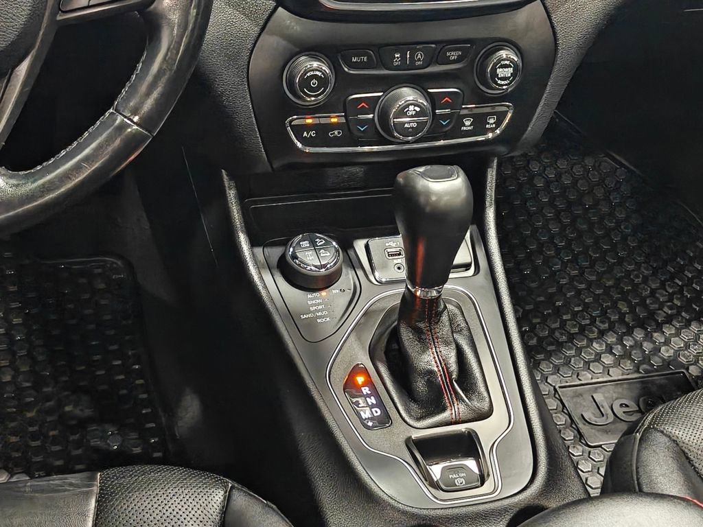 Used 2020 Jeep Cherokee Trailhawk image 8