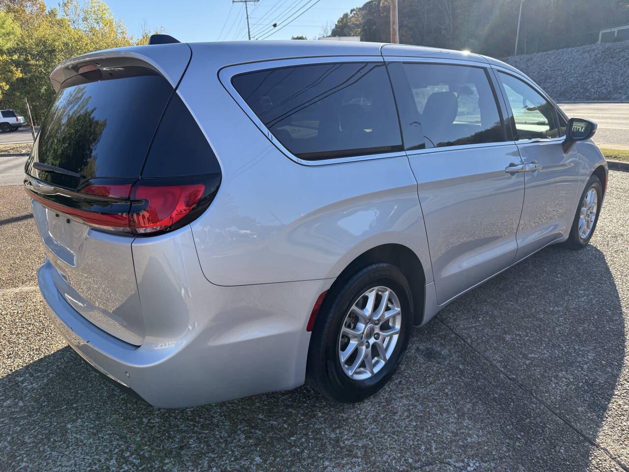 Used 2023 Chrysler Pacifica Touring FWD image 4