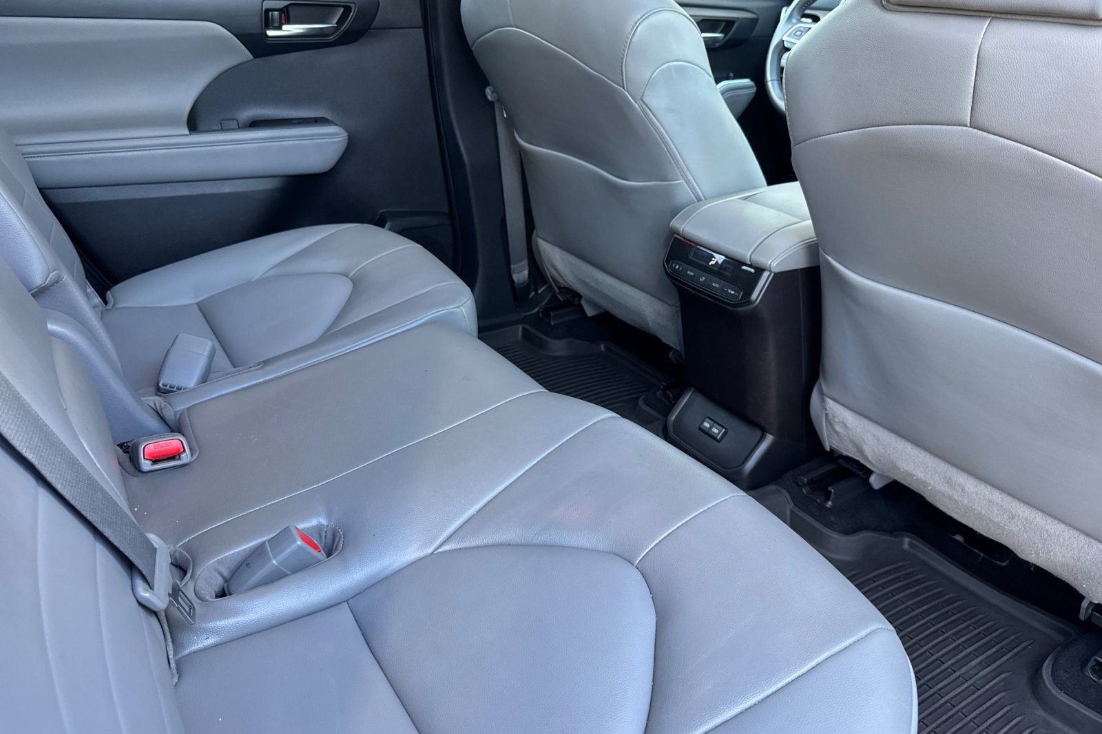 Used 2022 Toyota Highlander XLE AWD/4WD image 33