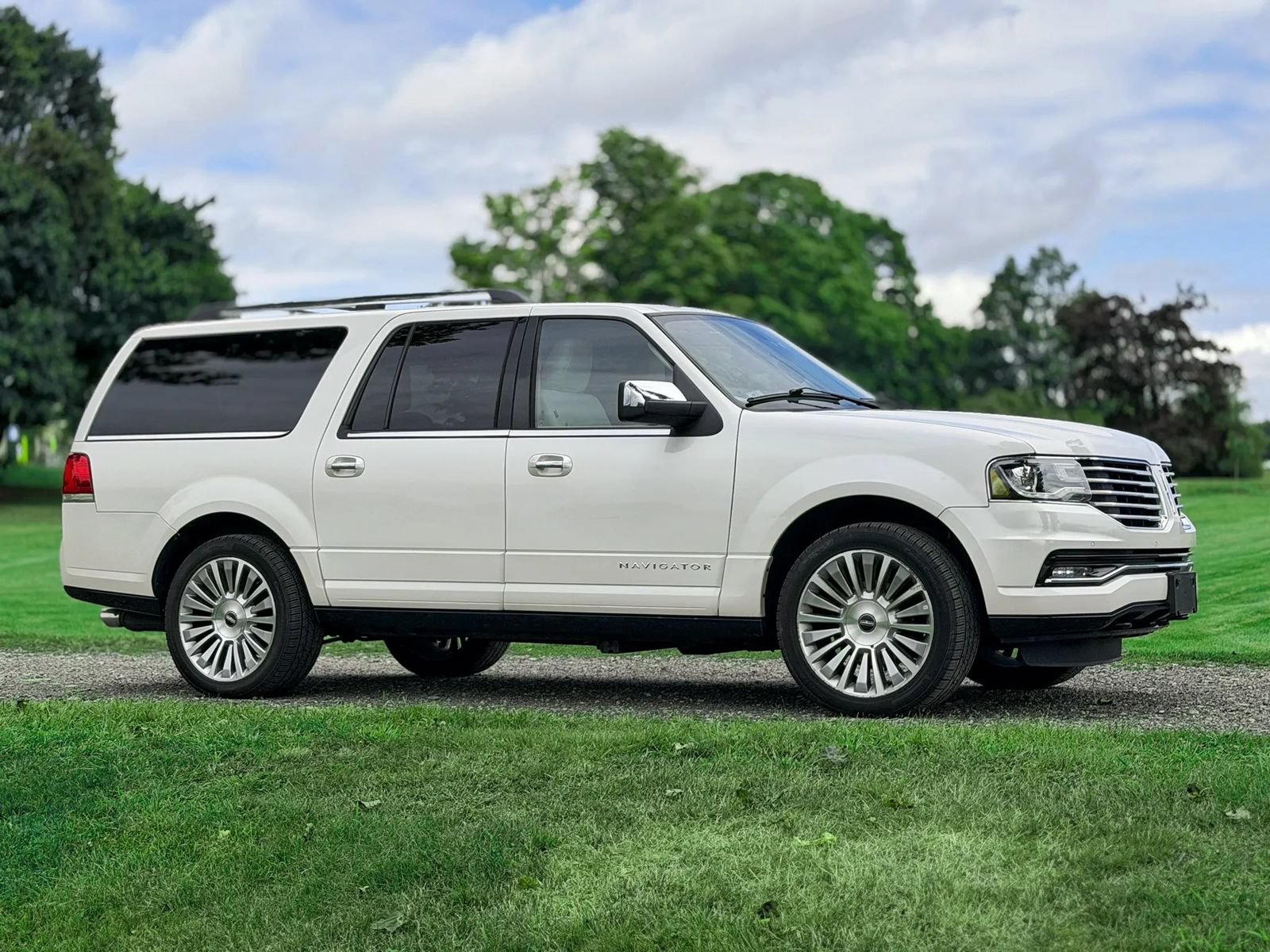 Used 2015 Lincoln Navigator L 4WD w/ Equipment Group 101A Reserve image 4
