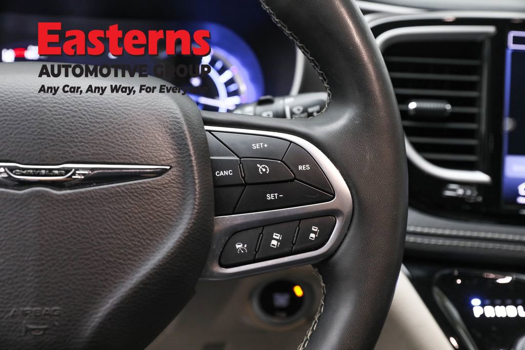 Used 2022 Chrysler Pacifica Touring-L image 16