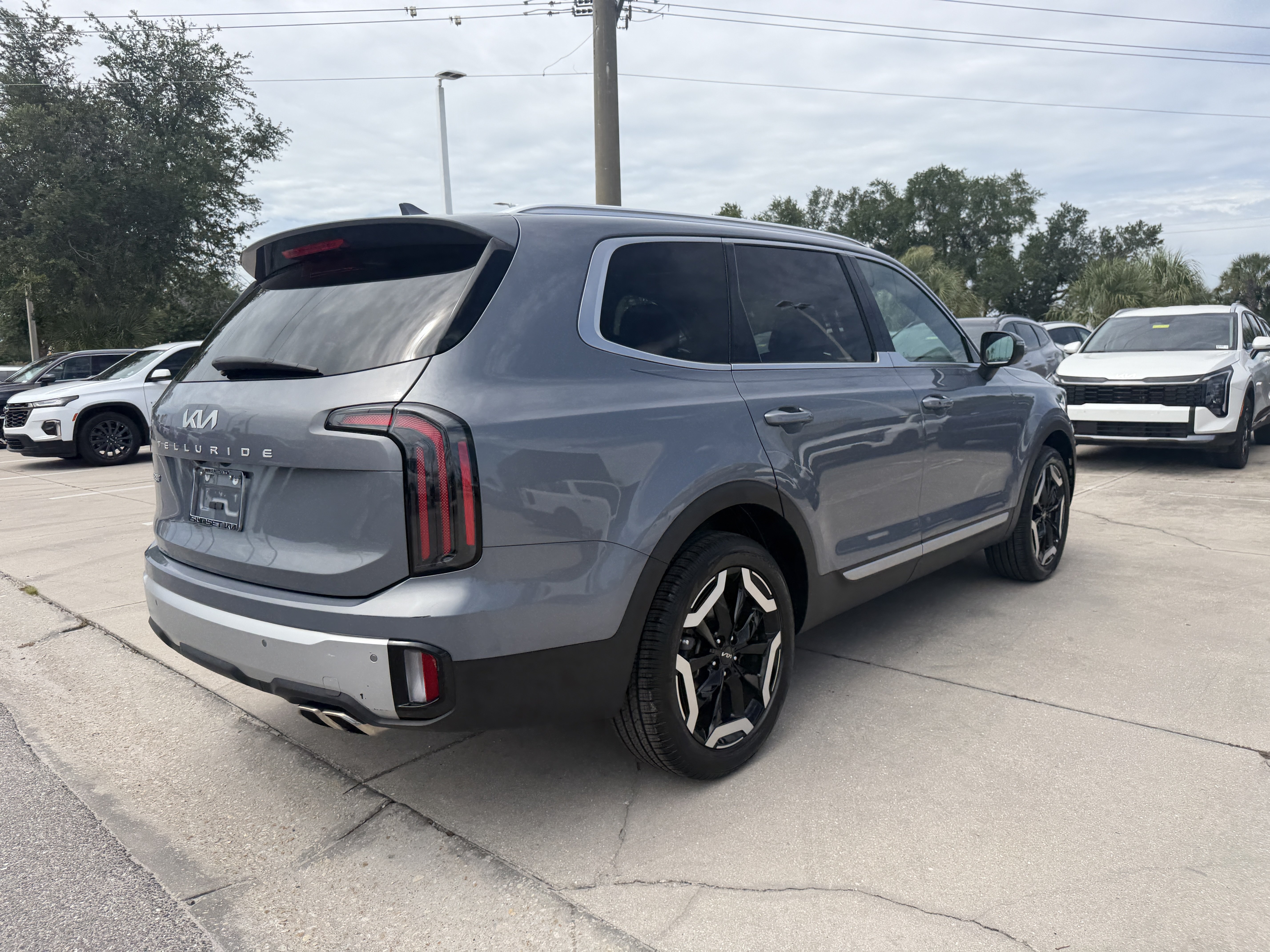 Certified 2024 Kia Telluride EX w/ EX Captain's Chair Package FWD image 5