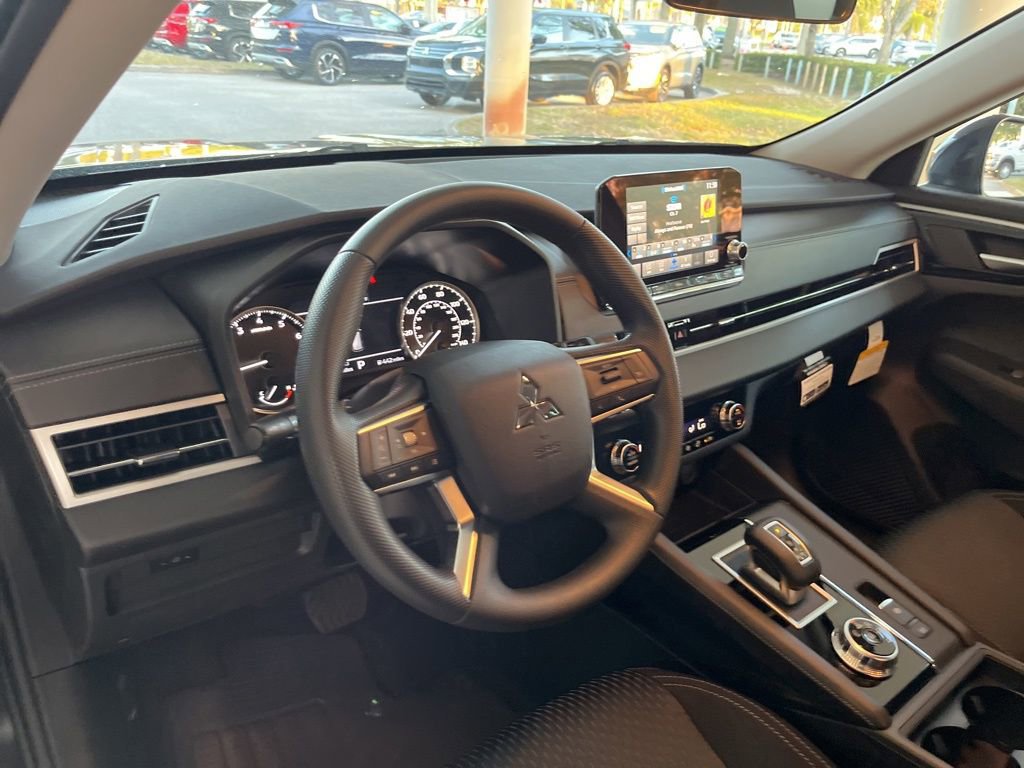 Used 2024 Mitsubishi Outlander ES image 6