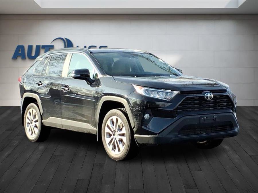 Used 2021 Toyota RAV4 XLE Premium image 12