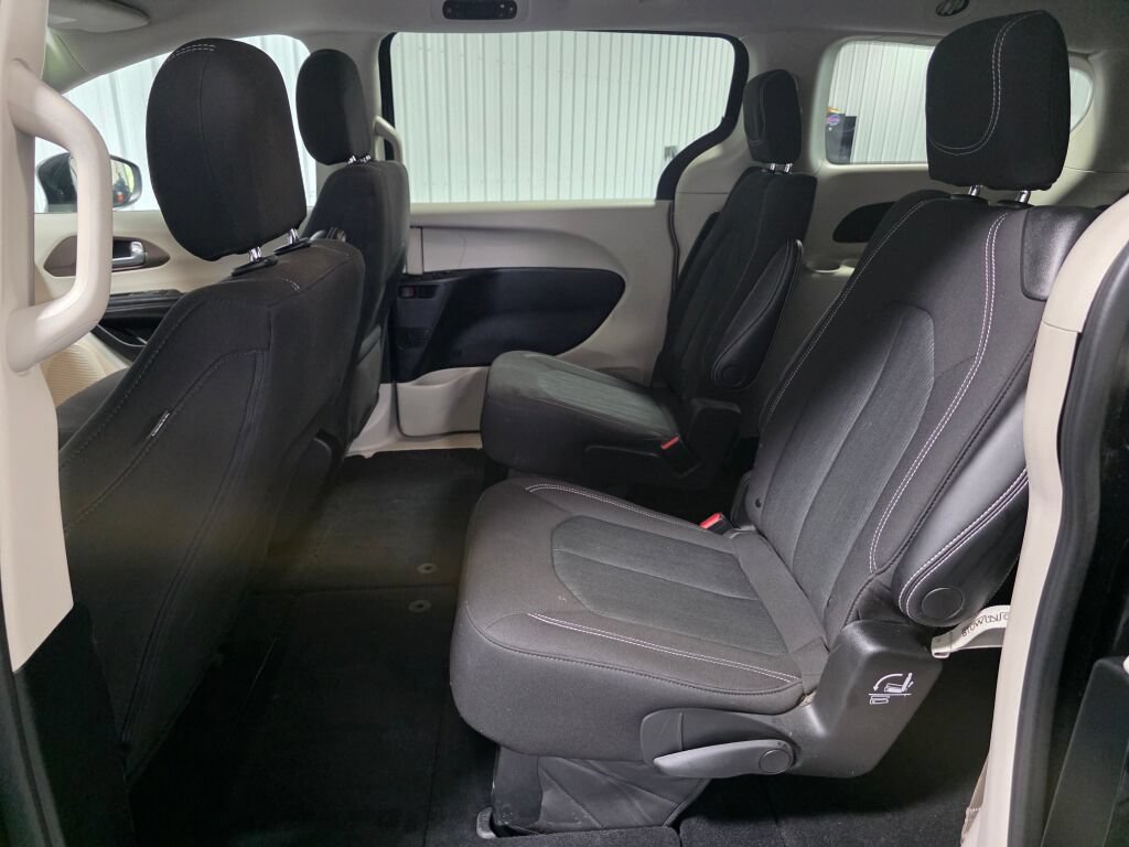 Used 2021 Chrysler Voyager LX w/ Cold Weather Group FWD image 10