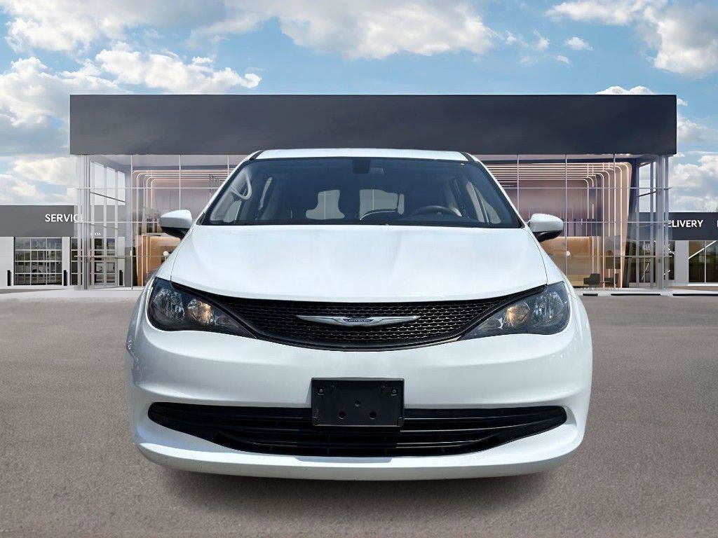 Used 2020 Chrysler Voyager L image 2