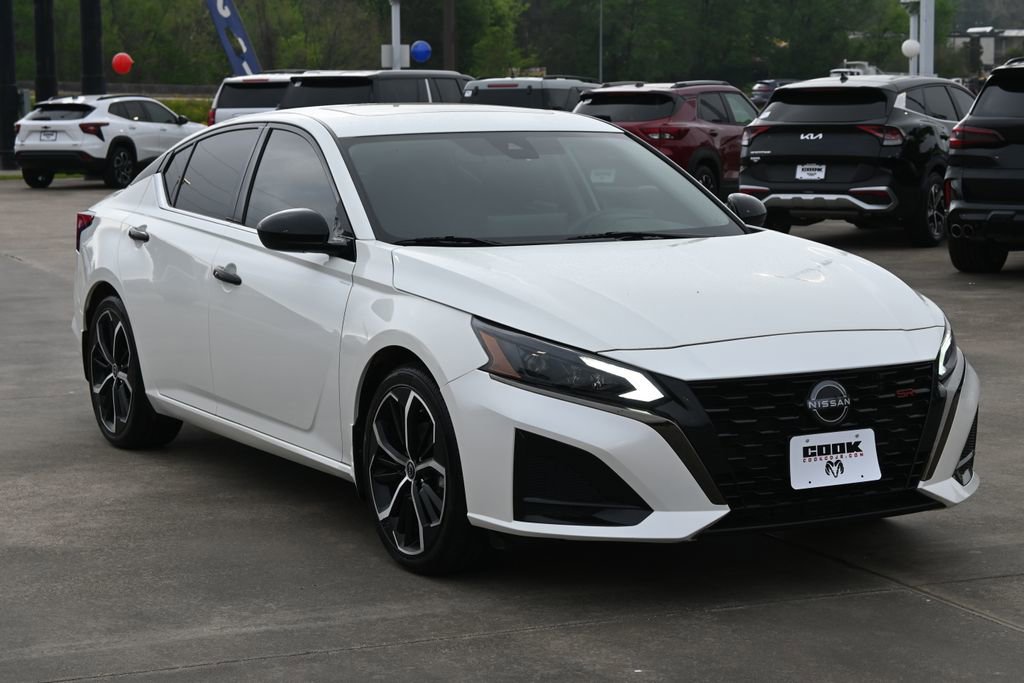 Used 2023 Nissan Altima 2.5 SR w/ SR Premium Package image 2