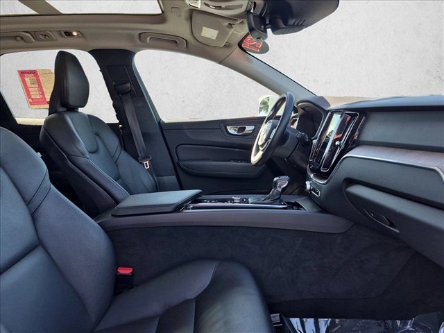 Used 2021 Volvo XC60 T5 Momentum w/ Premium Package FWD image 23