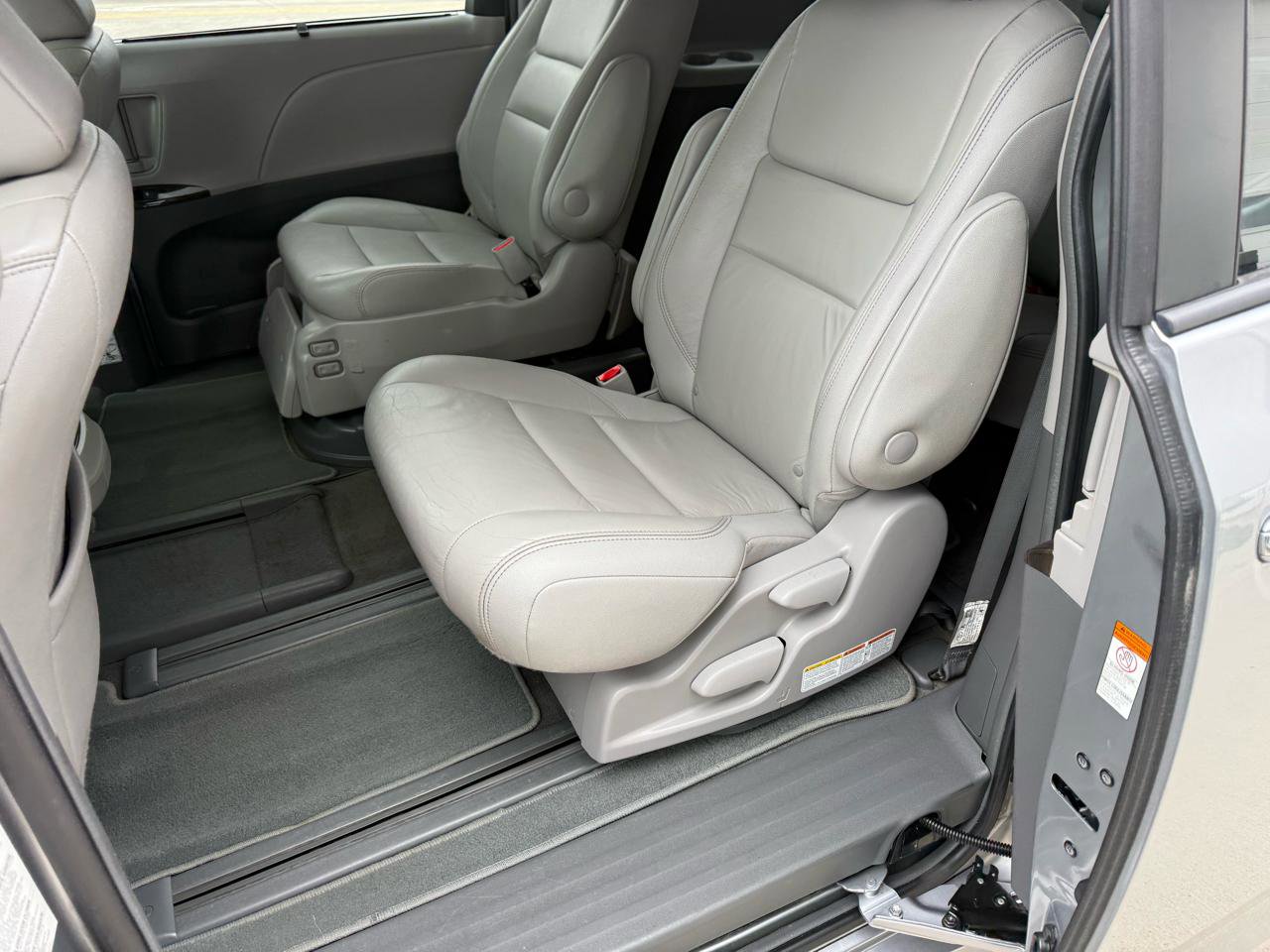 Used 2018 Toyota Sienna XLE w/ Entertainment Package FWD image 12